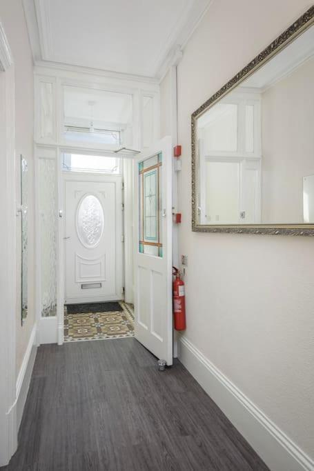 Barton Beachside - Stylish Studio Apartment, Double & Single - Central Beach & Promenade Location - Over 21'S, Family Friendly Only, Id Required Blackpool Extérieur photo